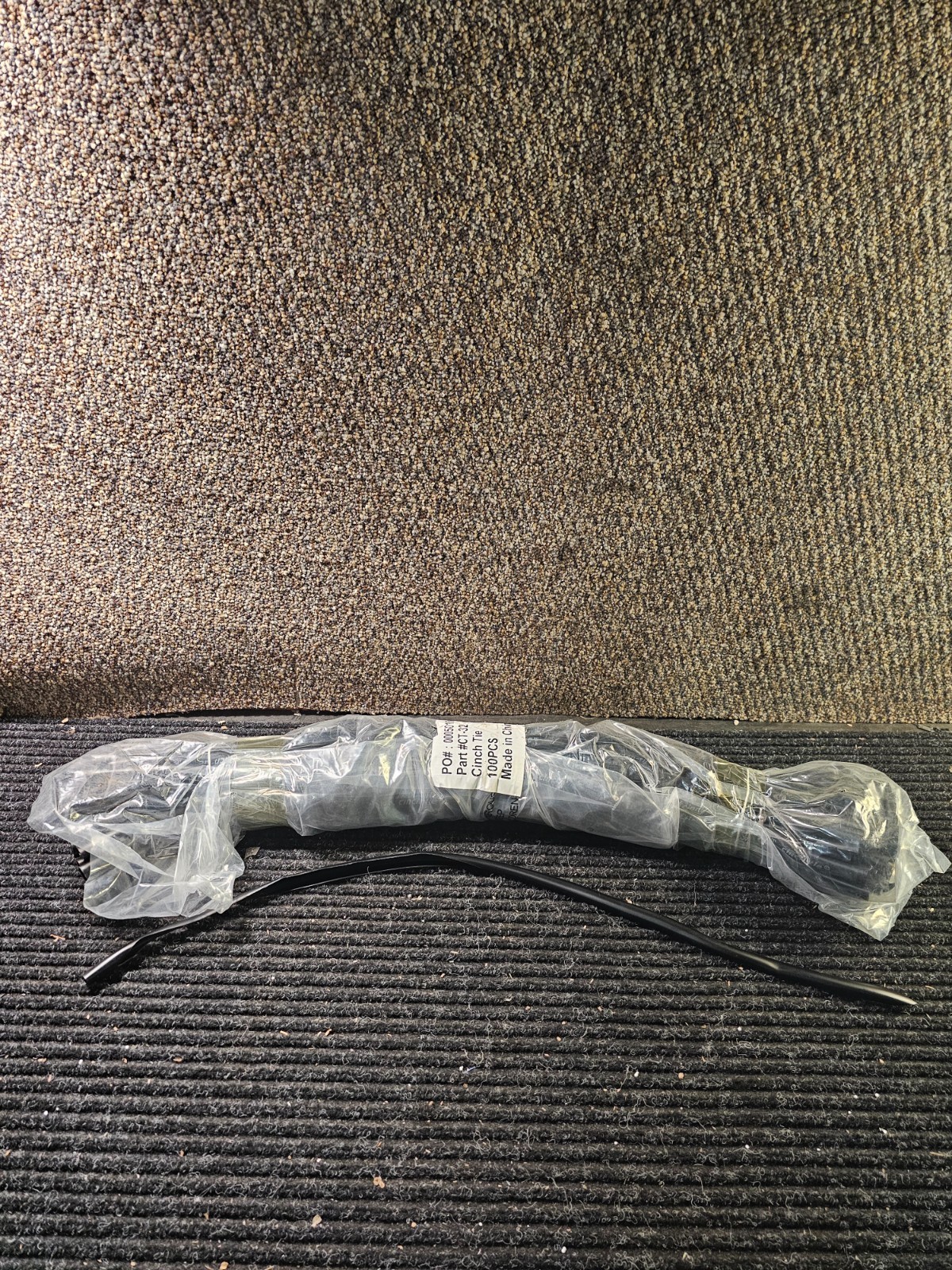 (QTY 100) V.I.T. Products Cinch Ties CT-32 Vinyl Black for Tree Support 32”