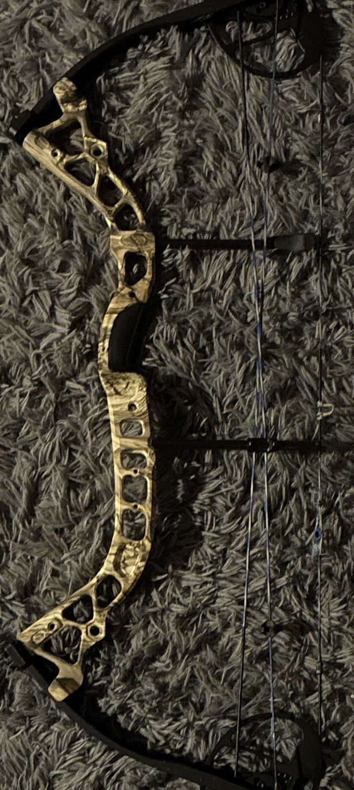 Diamond Infinite Edge Pro Right-Hand Compound Bow 5-70 lb Black/Camo