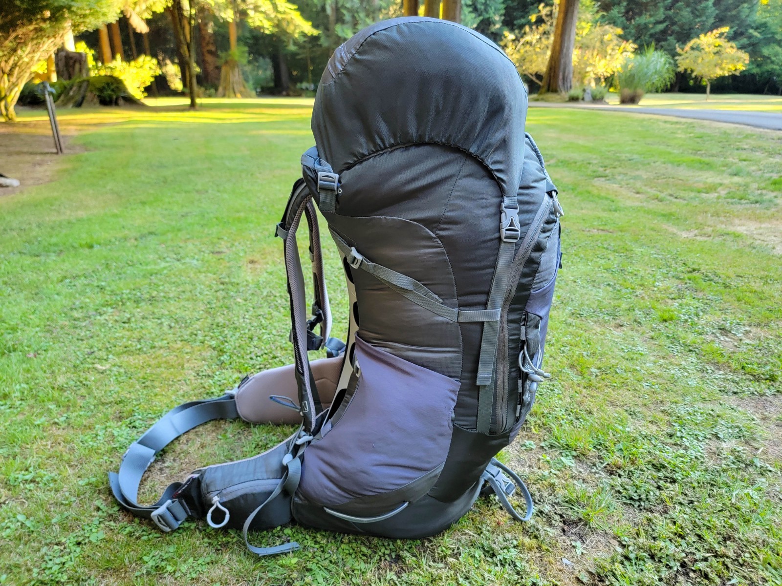 OSPREY Atmos 65 Internal Frame Green Gray Hiking 28" Backpack ~ Size Medium