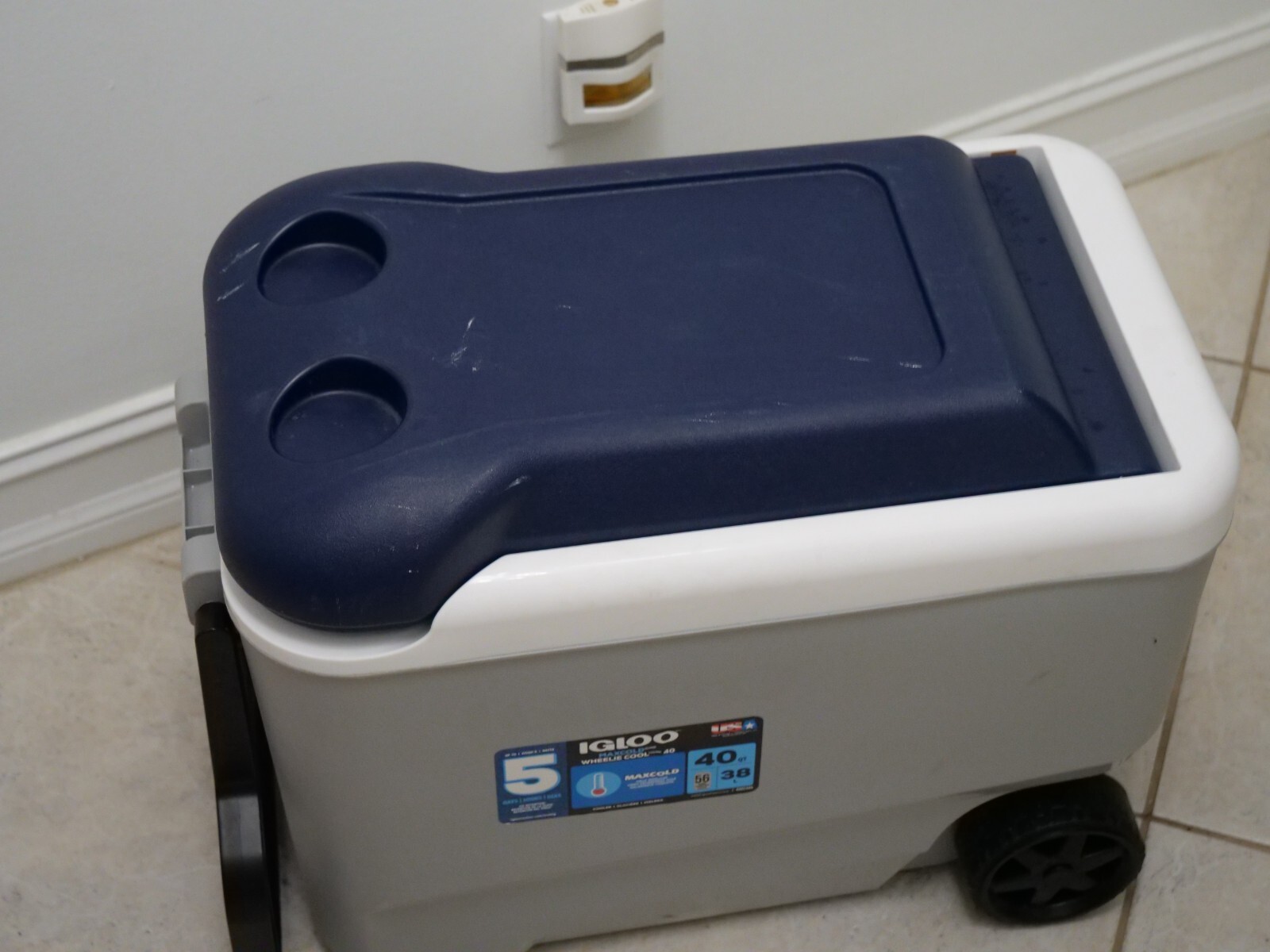 Igloo MaxCold Roller Wheelie Cool Cooler 40 qt. Ice Chest