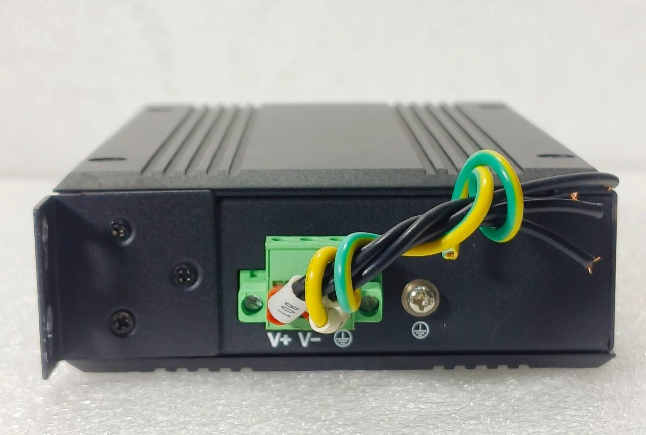 UOTEK UT-6405 INDUSTRIAL 5-PORT 100M UNMANAGED ETHERNET SWITCH 12/24/48VDC(USED)