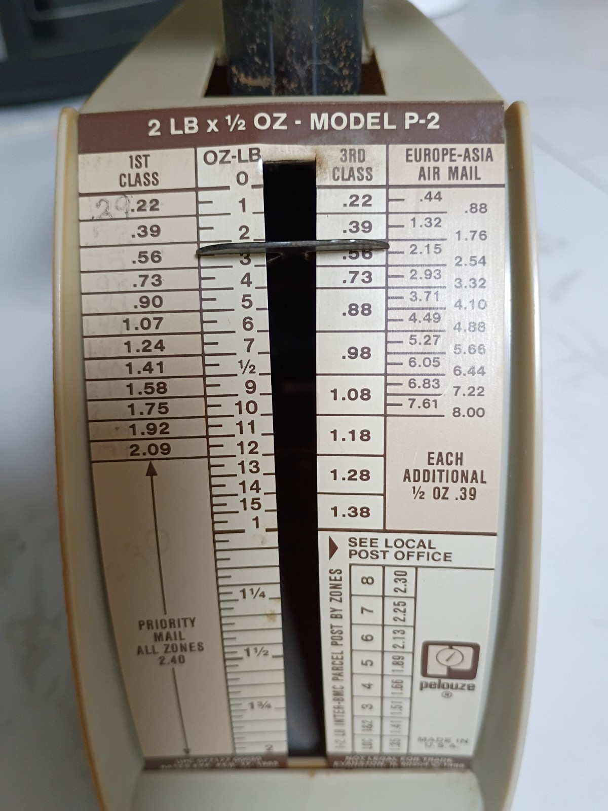 Vintage Pelouze Model P-2 2 lb Postal Scale with 1985 Rate Chart - Beige