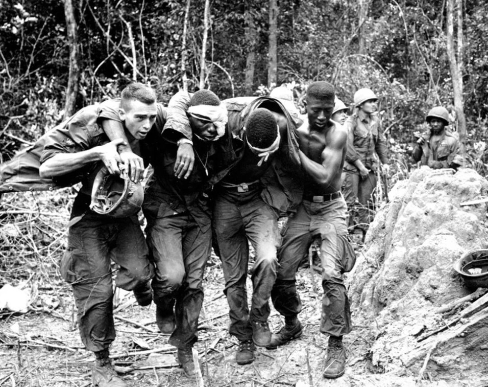 Vietnam War  Photo US Soldiers in with Wounded in Vietnam  US178