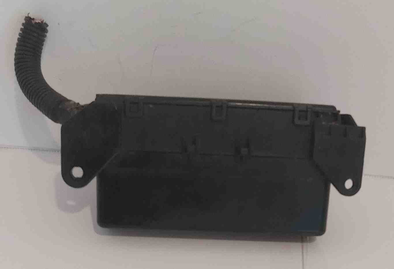 1993 NISSAN PICKUP 4 CYL MANUAL FUSE / RELAY BOX USED OEM