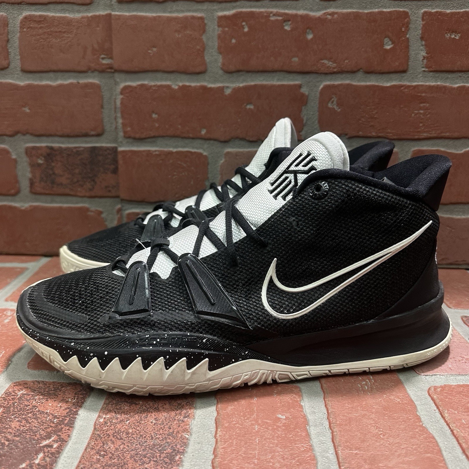 NIKE KYRIE 7 TB BLACK WHITE SWOOSH ATHLETIC MENS DM5042 001 NO BOX SZ 12 S32