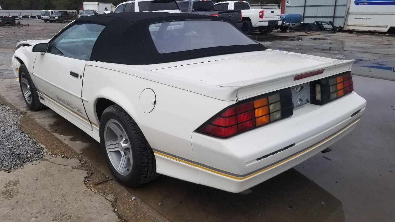 90 CHEVY CAMARO IROC-Z CONVERTIBLE QUARTER PANEL UPPER TRIM LEFT DRIVER WHITE