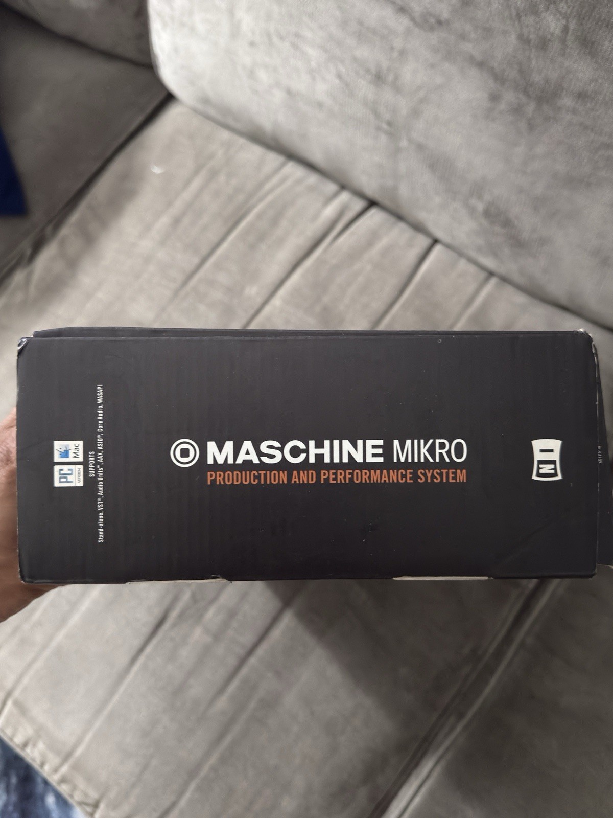 Native Instruments MASCHINE MIKRO MK2 White 16-Pad Digital Sampler & Sequencer