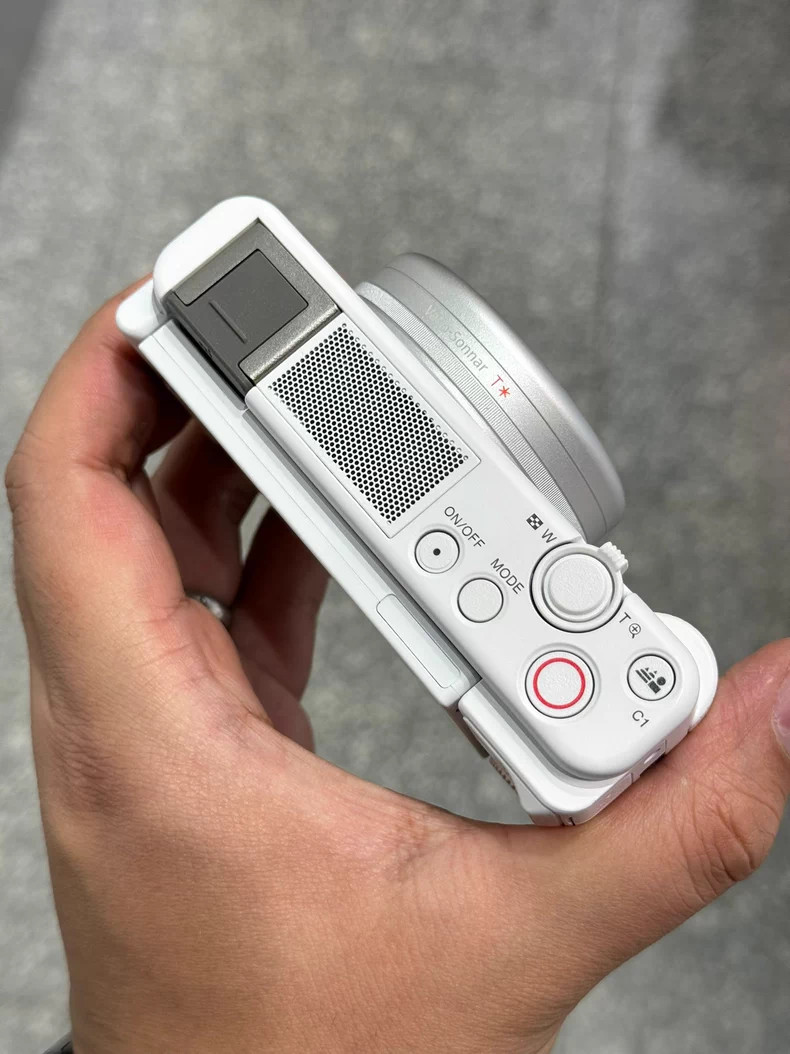 Sony ZV-1 20.1MP Vlog Camera - Near Mint Condition w/ Charger English White