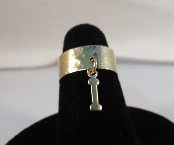 14KT GOLD PLATED DANGLE INITIAL I TOE RING IN A HAMMERED RING