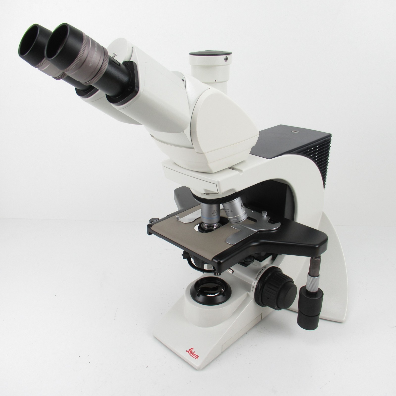 LEICA DM2500 TRINOCULAR ERGO HEAD LED MICROSCOPE W 10x PHASE OBJECTIVE/40x/100x