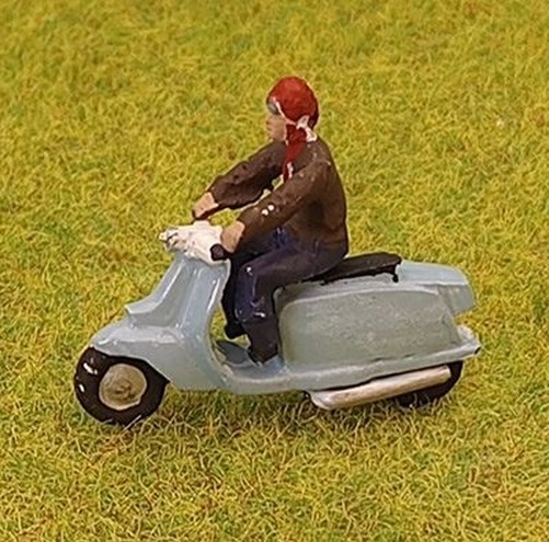 Lambretta and rider (solid colour) OO gauge P&D Marsh Z106