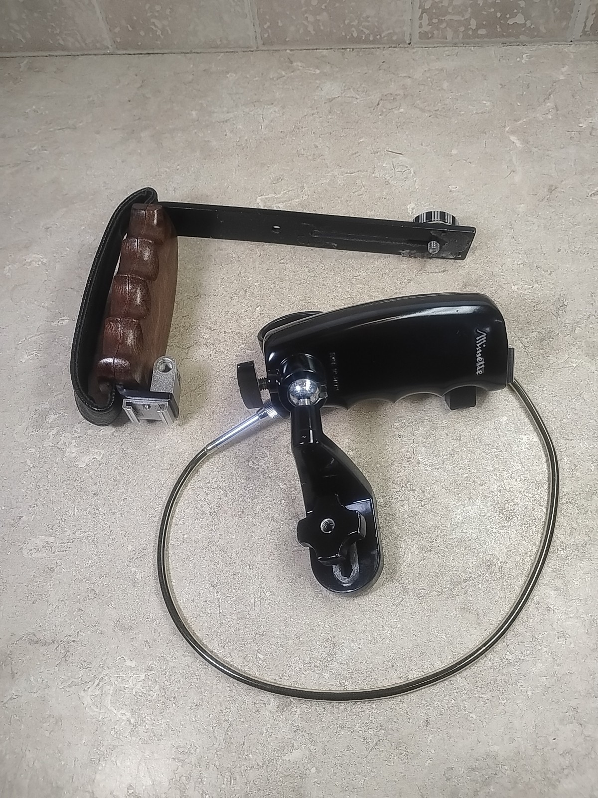 Minette Camera Hand Grip with Cable Shutter Release + King Grip Read