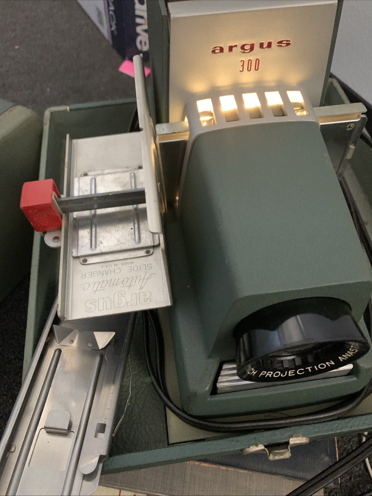 Vintage- Argus 300 Automatic Slide Projector w/ Carrying Case WORKS! Tested