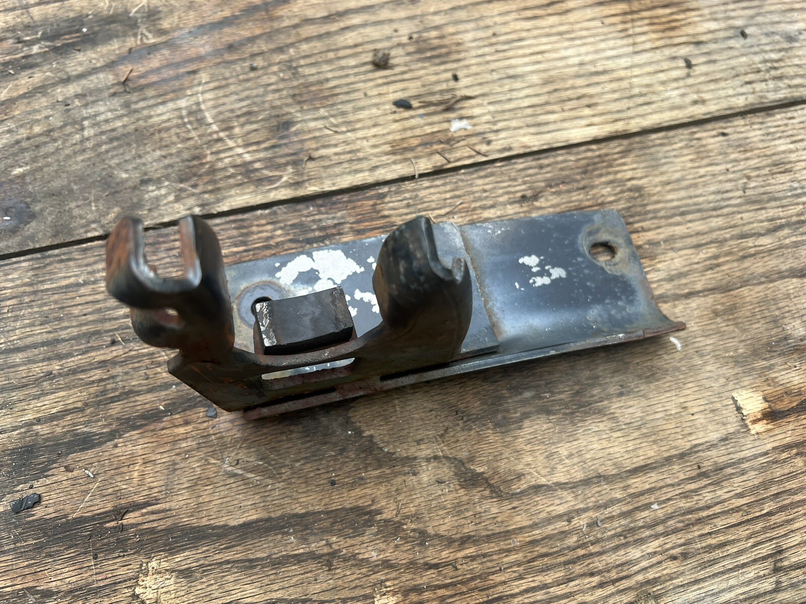 84 88 FORD  BRONCO II SPARE TIRE CARRIER STRIKER LATCH  2 BOLT