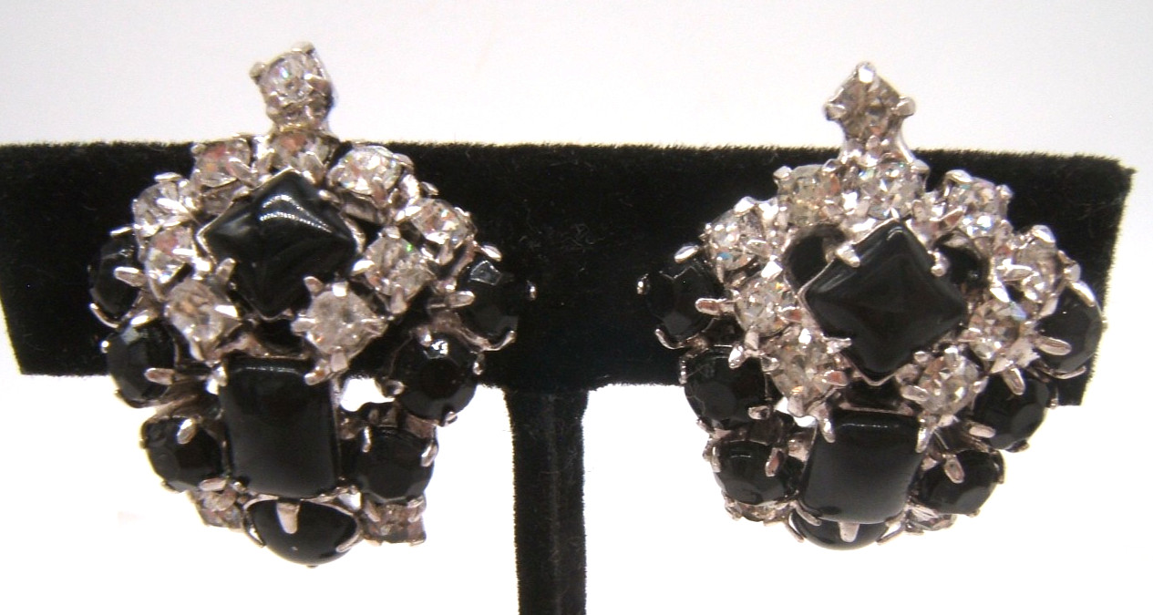 BEAUTIFUL VINTAGE CLEAR & BLACK JEWELS SCREW BACK EARRINGS