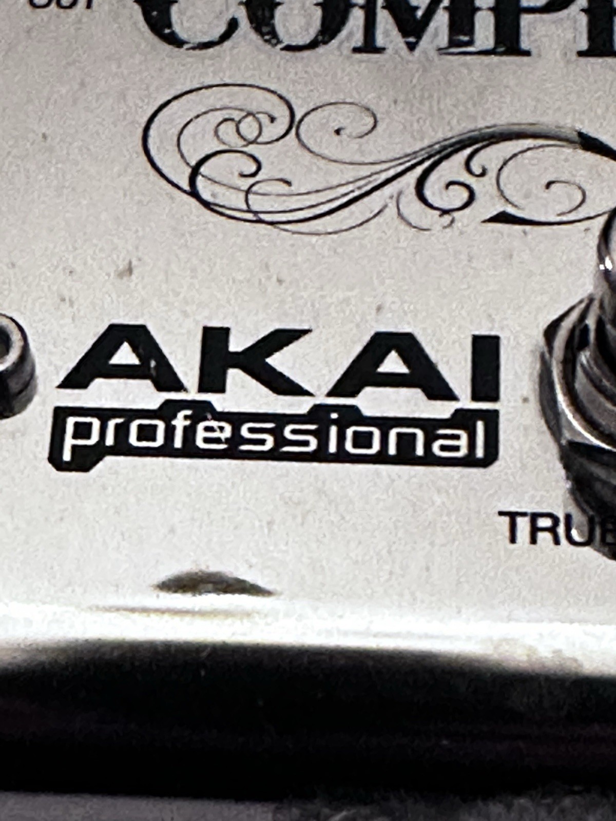 Akai “Professional” Compressor: Electric Guitar Pedal