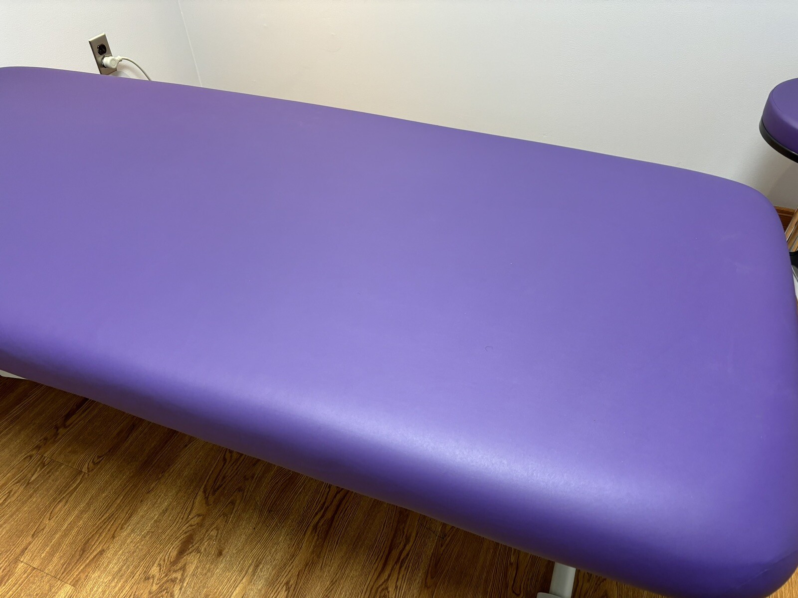 4 Oakworks massage table/spa bed in 4 different solid colors 72x 32" plush
