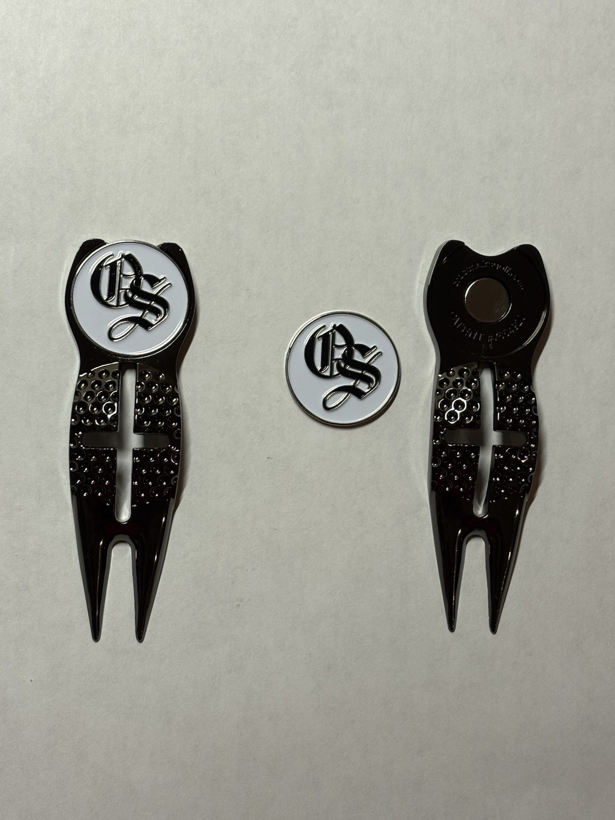 (1) Old Sandwich Golf Club Crosshairs Divot Tool & 1" Coin Style Golf Marker