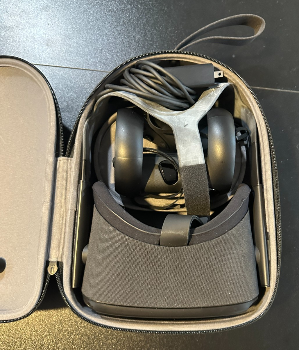 Oculus Quest Black VR Headset 64GB W/ Carrying Case - Used - Tested And Reset