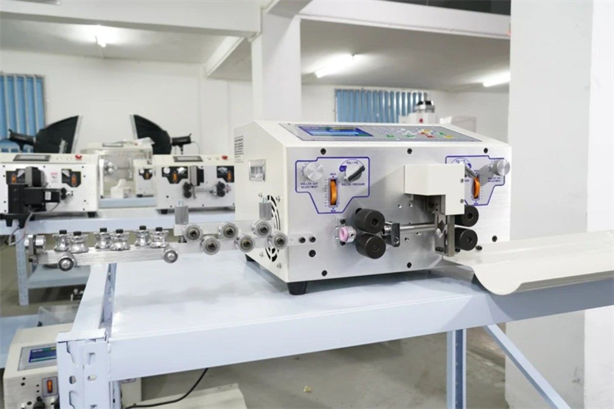 Computer Peeling Stripping Cutting Machine 0.2 To 25mm2 450W SWT508MAX1-4S