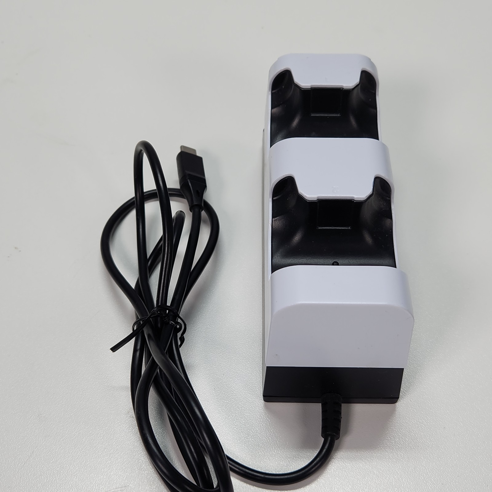 Insignia Dual Controller Charging Station For Playstation 5/4