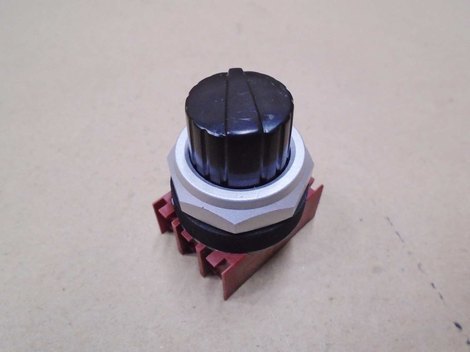 NEW Siemens-Allis P30S2MRB 2-Position Selector Switch Maintained Round Black