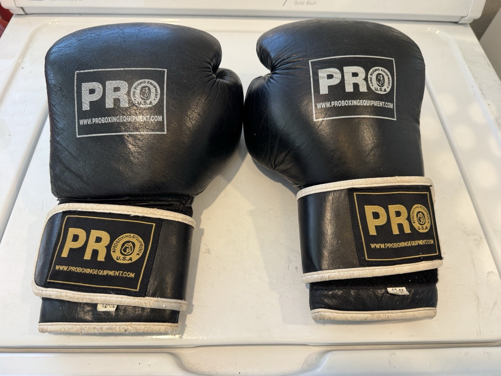 Pro Boxing Equipment Men’s Medium 12 oz Leather Boxing Gloves Black **READ**