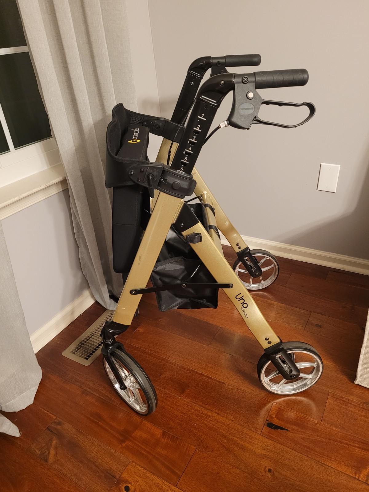 Comodità Uno Classic Rollator Walker with Seat