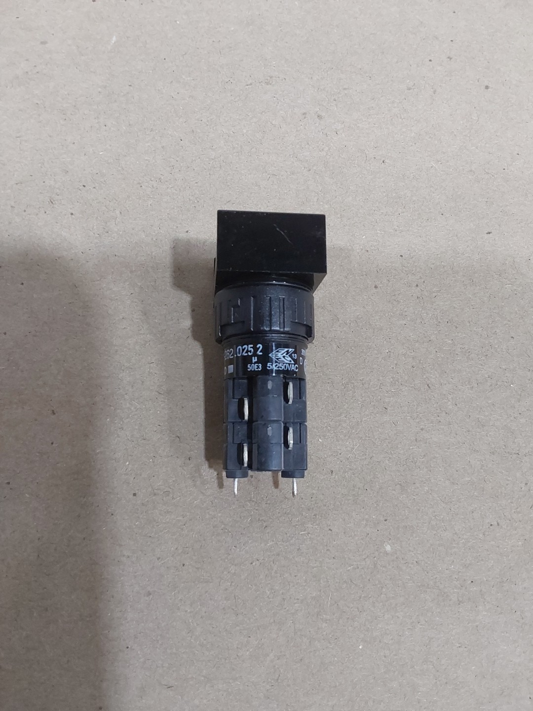 EAO SWITCH, 2NO, 2NC MAINTAIN 51-262.025 2