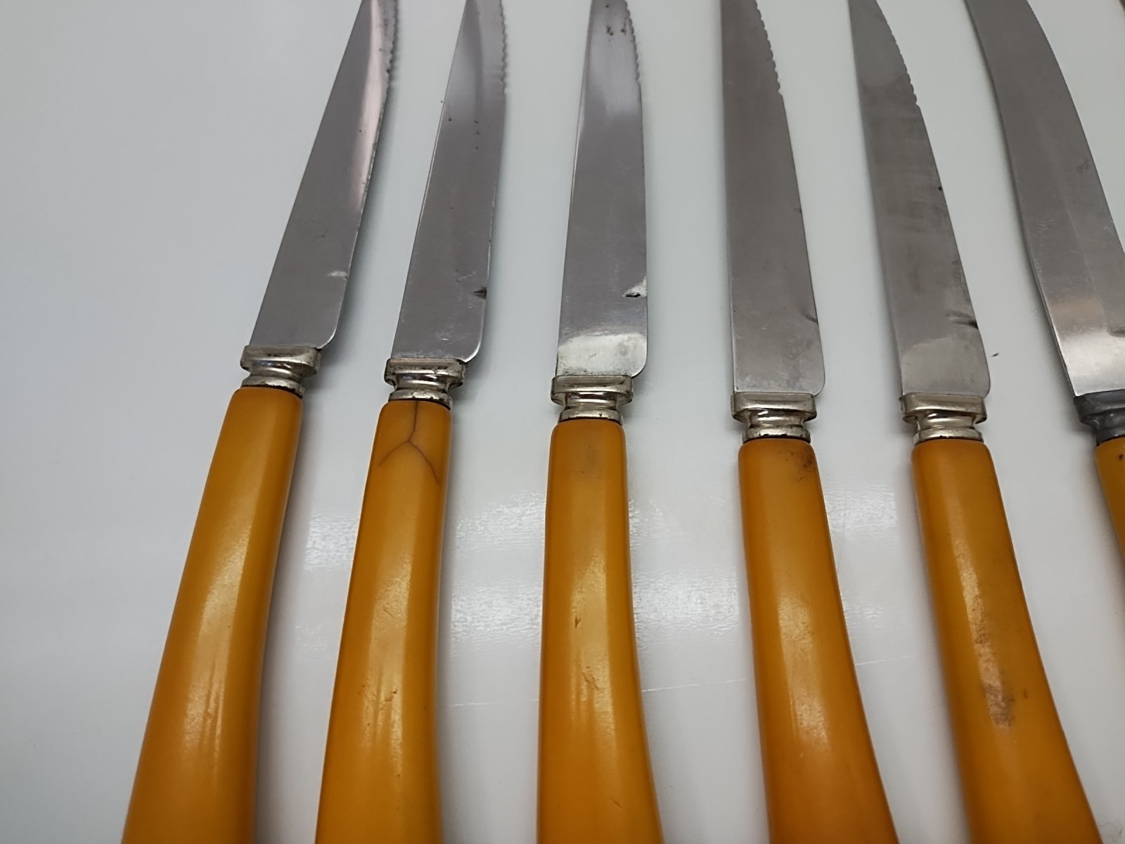 vitage bakelite 8 knive set