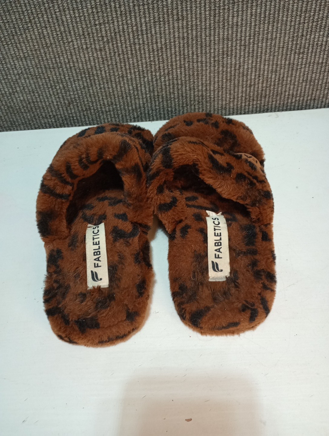 Women’s Fabletics Snug Strap Slipper Leopard Size 7