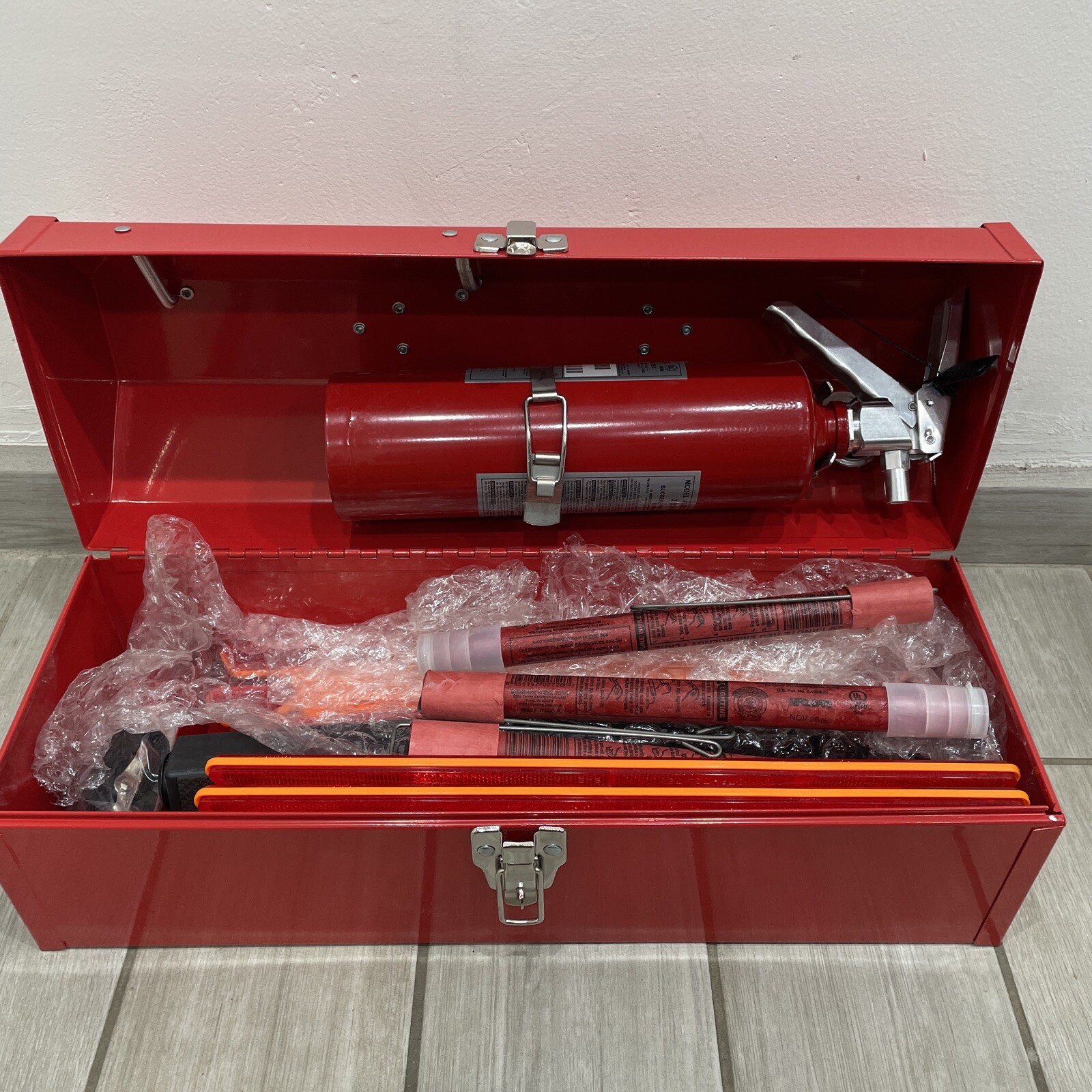 (C) Cortina 95-04-004 Roadside Emergency Kit With Steel Case 3-Triangles⚡️