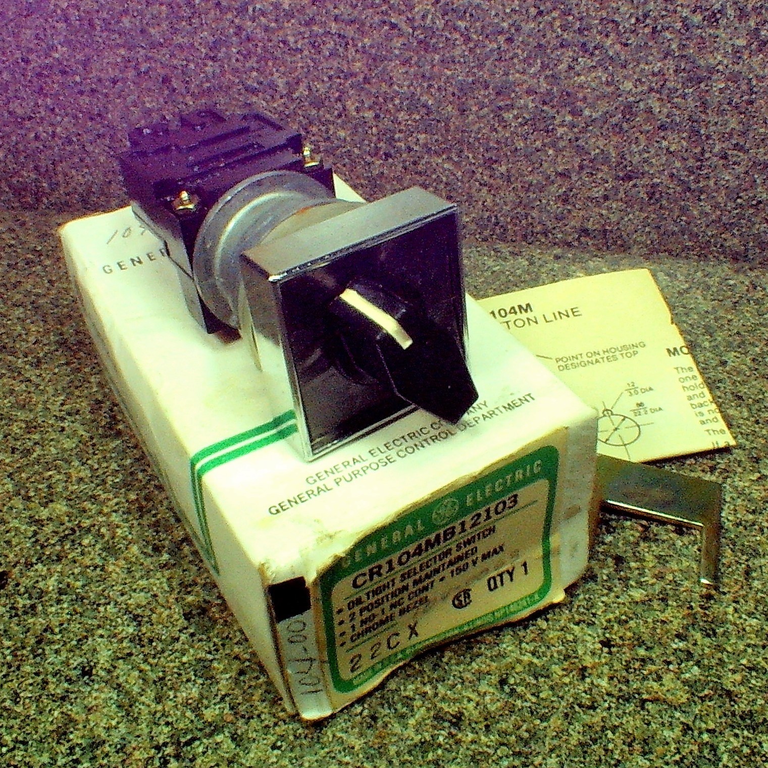 NIB GE CR104MB12103 OILTIGHT SELECTOR SWITCH 2 POSITION 150V 1 NO-1 NC CONT