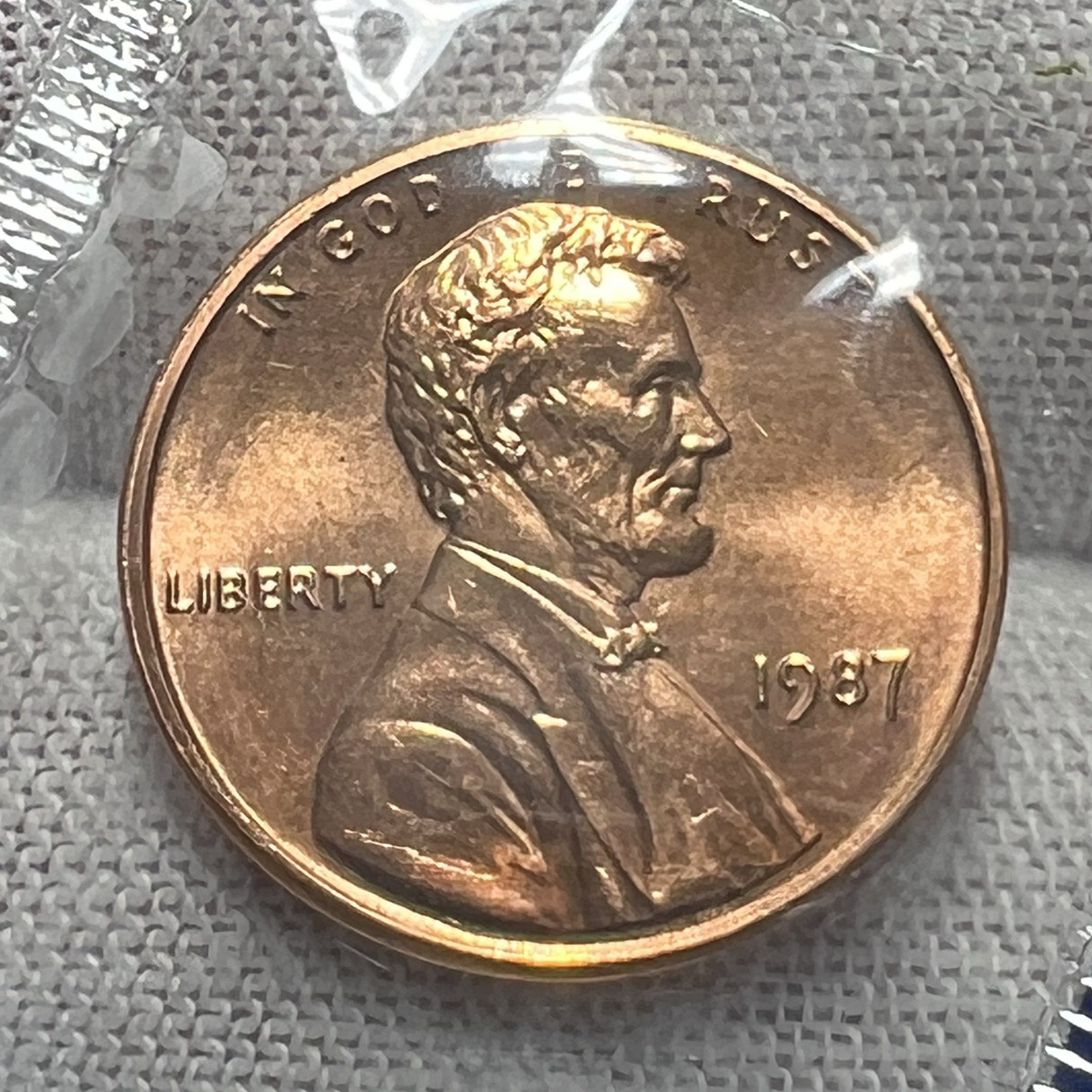 1987-P&D Lincoln Memorial Cents BU in Mint Cello receive 2 coins pictured #3128