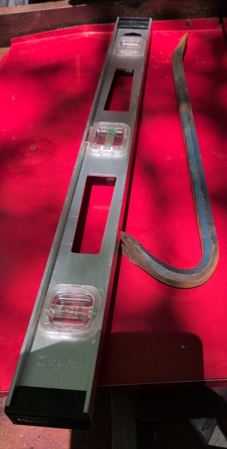 Lot of 2 ~ STANLEY  H1218 Pry Bar 17"  & Johnson 24" Level, Great Shape,USA Made