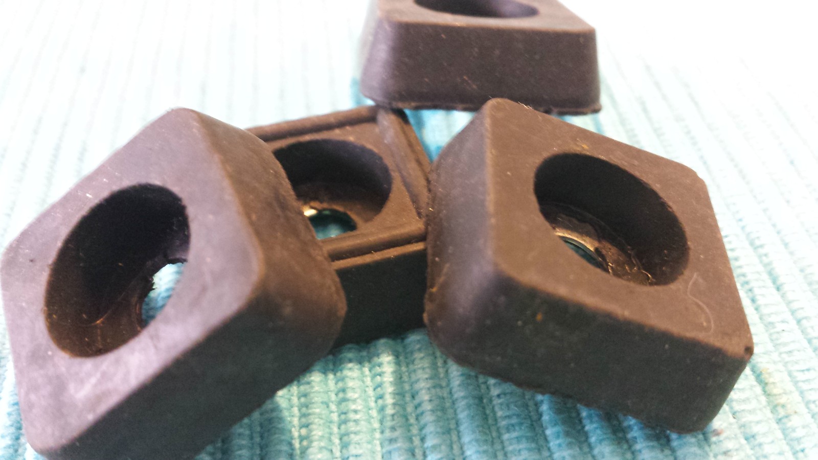 STORAGE FIND! Sturdy rubber feet for equipment square 25mm with METAL INLAY set of 8 pieces