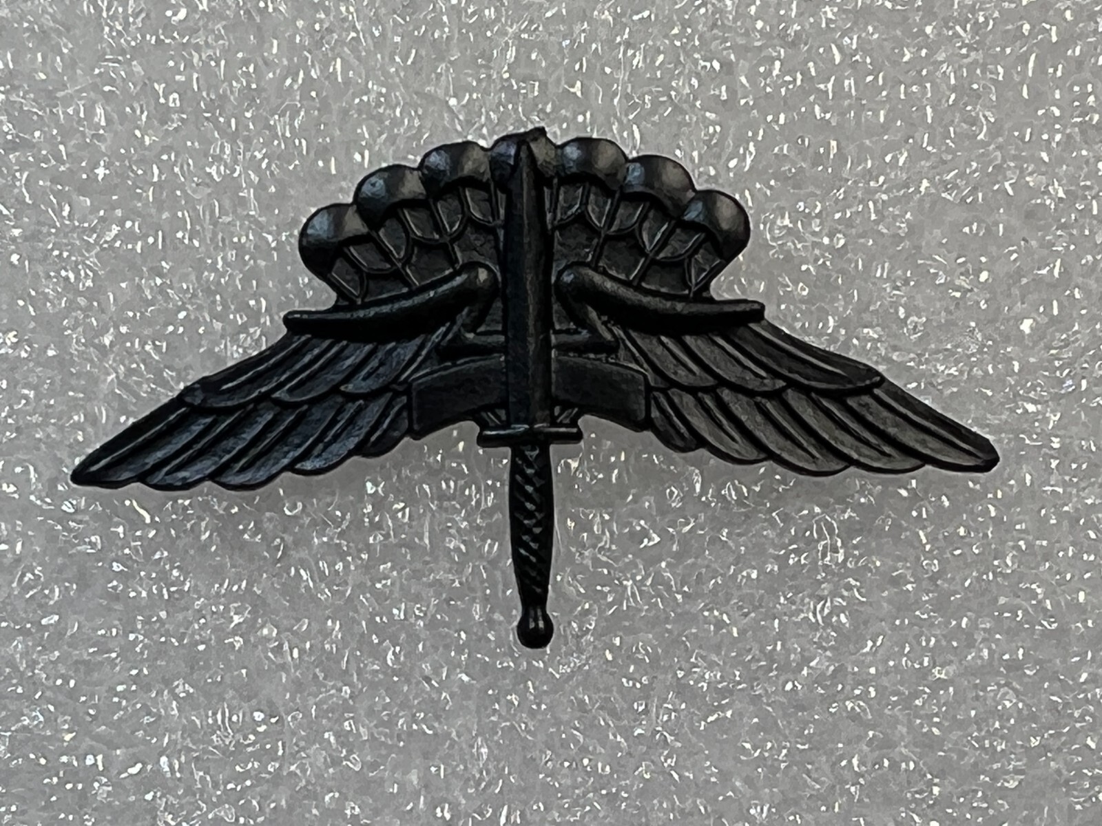 US ARMY ISSUE PARACHUTIST FREEFALL HALO SUBDUED BADGE W/HALLMARK