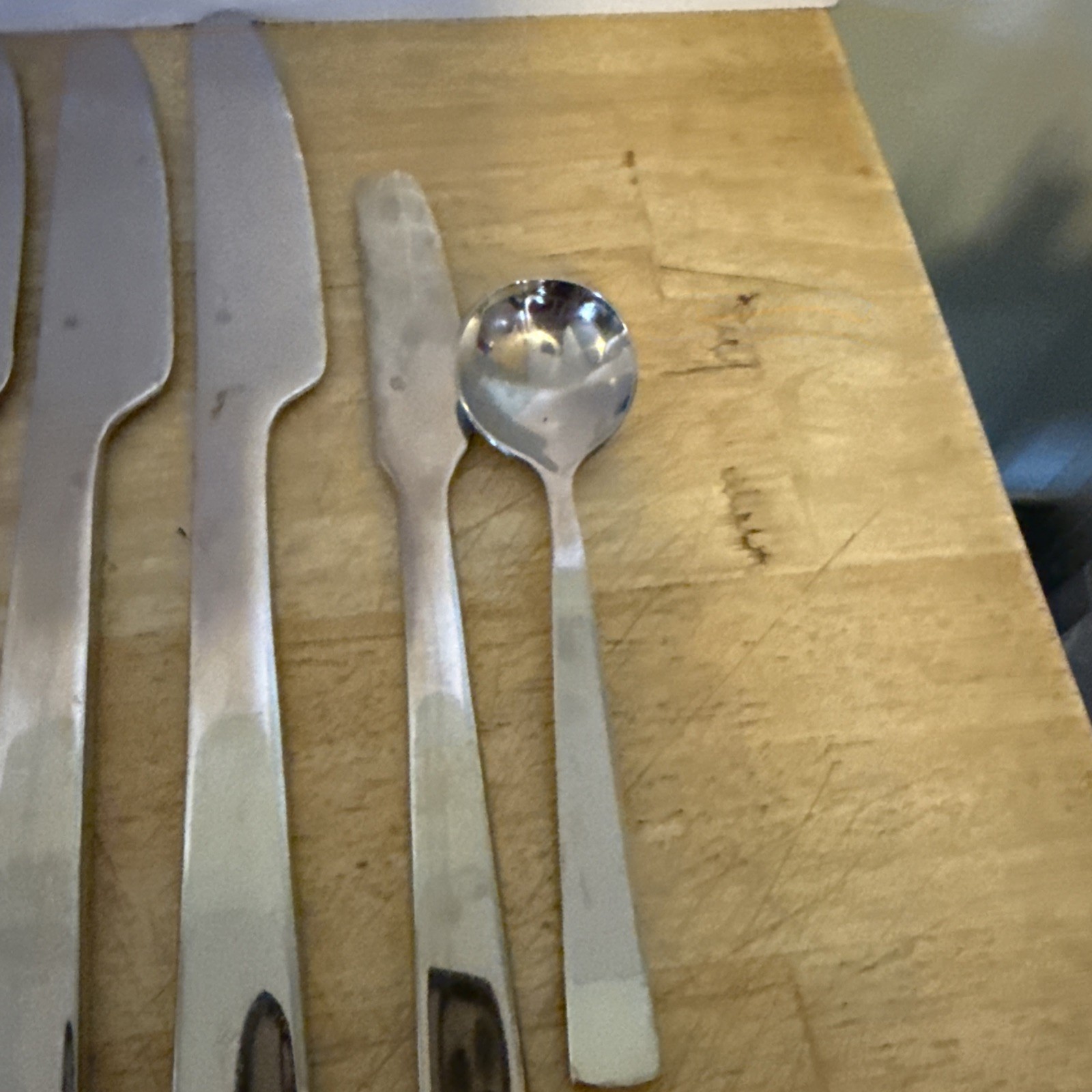 58 PC. GOURMET SETTINGS CAMI PATTERN GLOSSY STAINLESS FLATWARE SET.