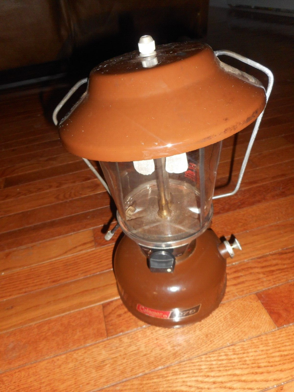 1979 COLEMAN LANTERN WITH CLAMSHELL
