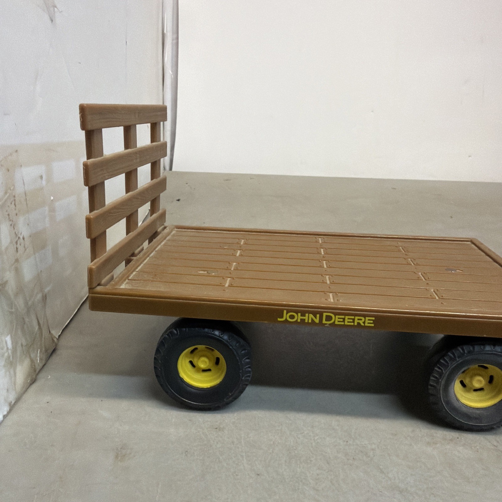 ERTL John Deere Tractor & Trailer 1759 Die Cast / Plastic