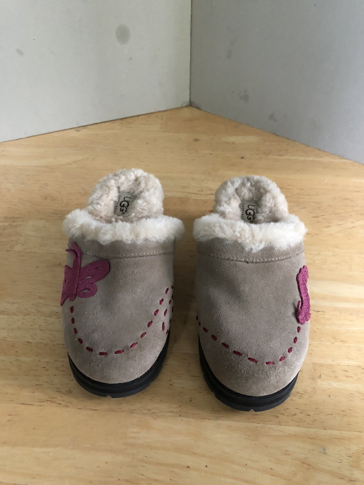UGG Australia 5223 Clogs Tan Taupe Beige  Light Sz 3, Shipskin Fur-Women.