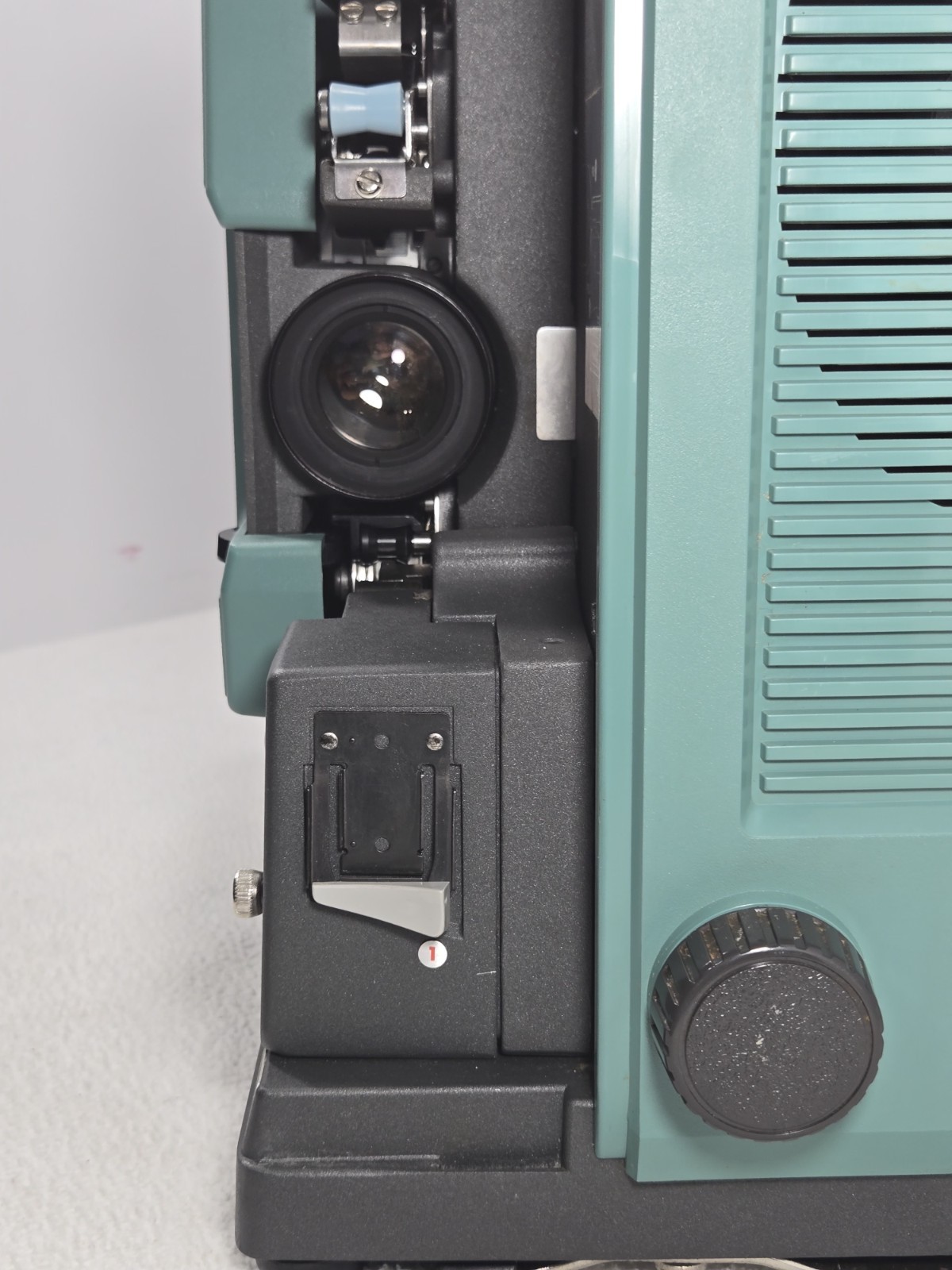 Bell & Howell 1585 C Filmosound 16mm Sound Auto Load Desktop Projector Green