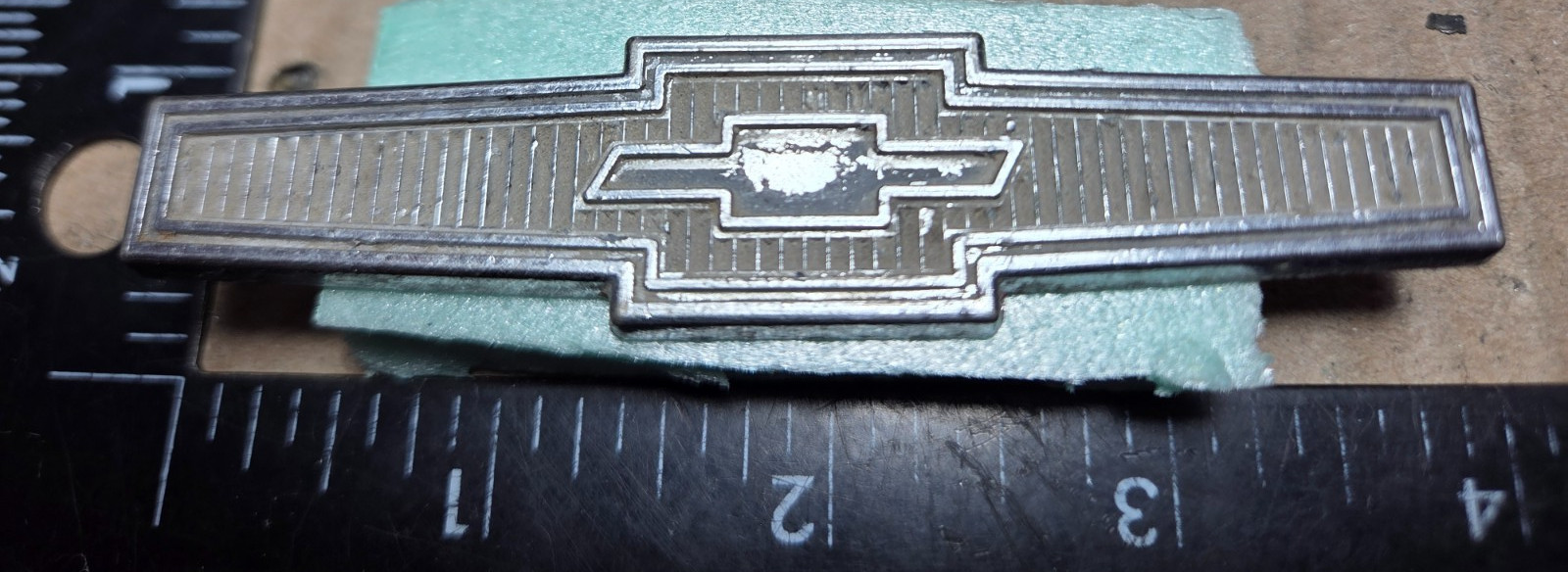 CHEVROLET CHEVELLE / MALIBU CIRCA '65 DOOR PANEL EMBLEM 4499524 (6567)