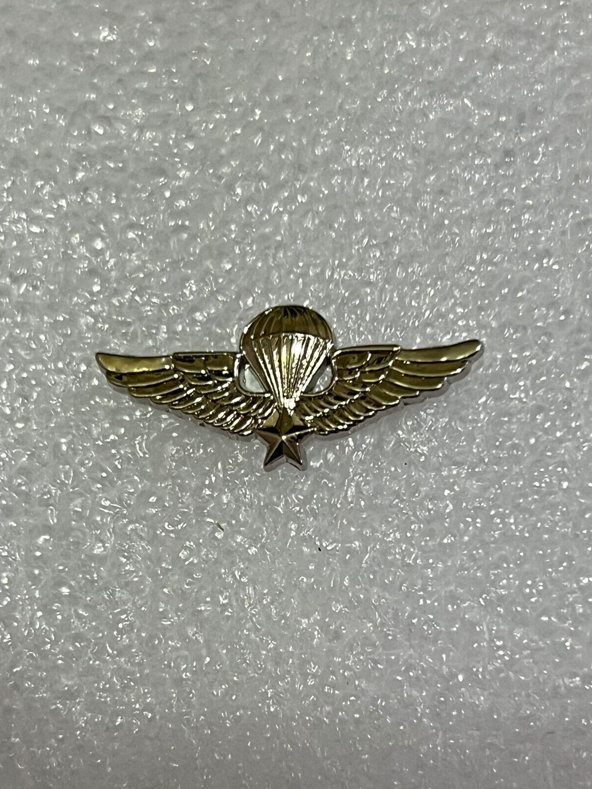 ARVIN VIETNAM AIRBORNE JUMP WINGS MEASURES 1 AND 1/4 INCHES  HAT PIN