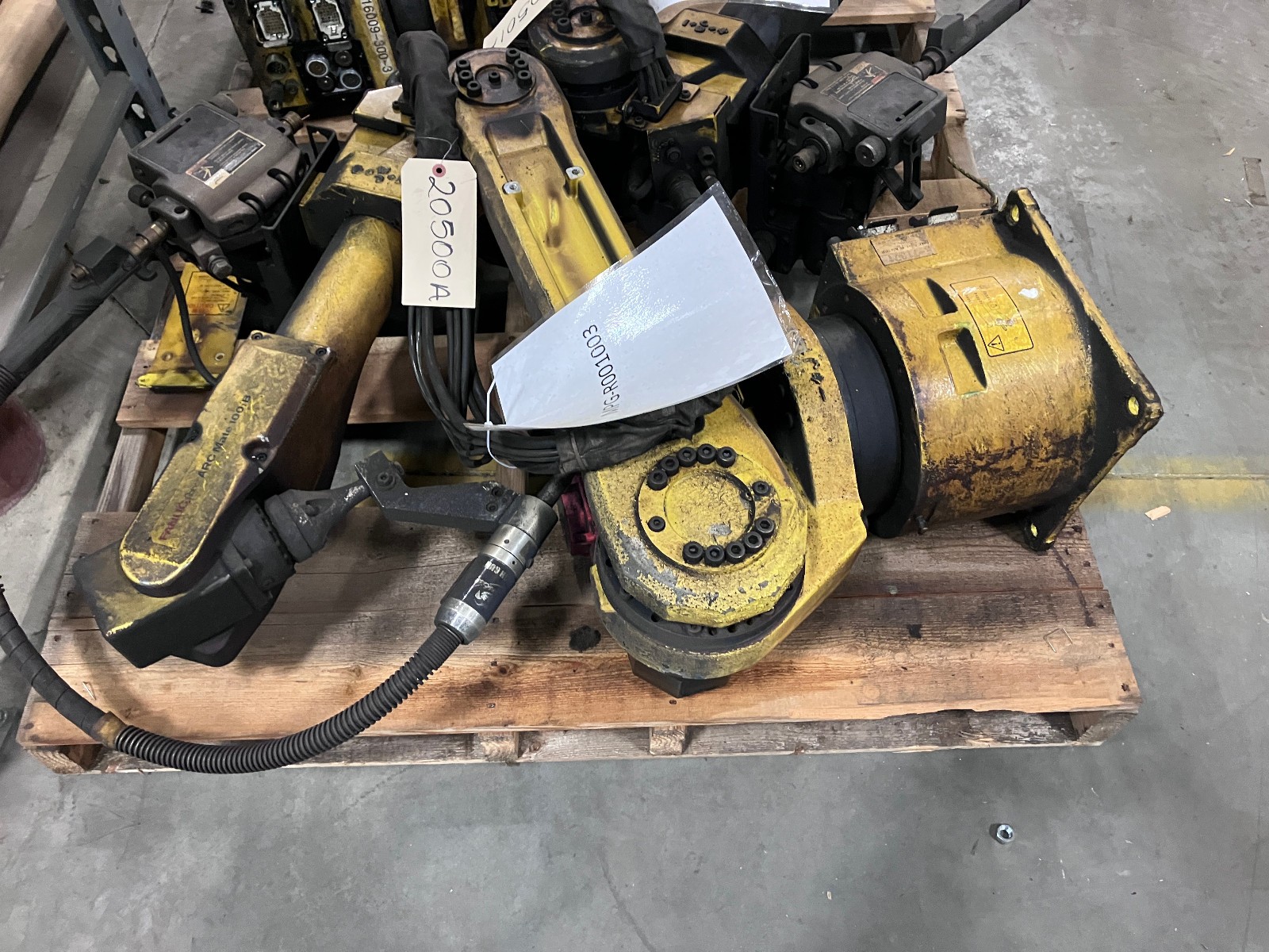 Fanuc ArcMate 100iB F-71371 welding robot w/wire feeder,gun For parts/repair