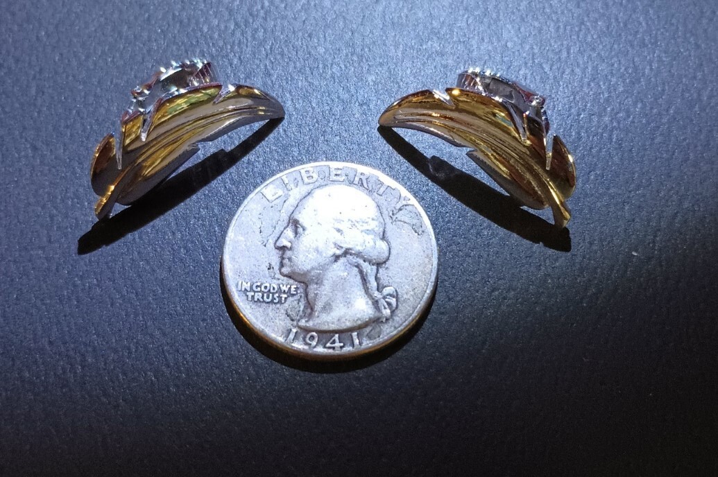 Charming Signed TRIFARI Clip-On Feather Earrings Silver Tone EXCELLENT CONDITION