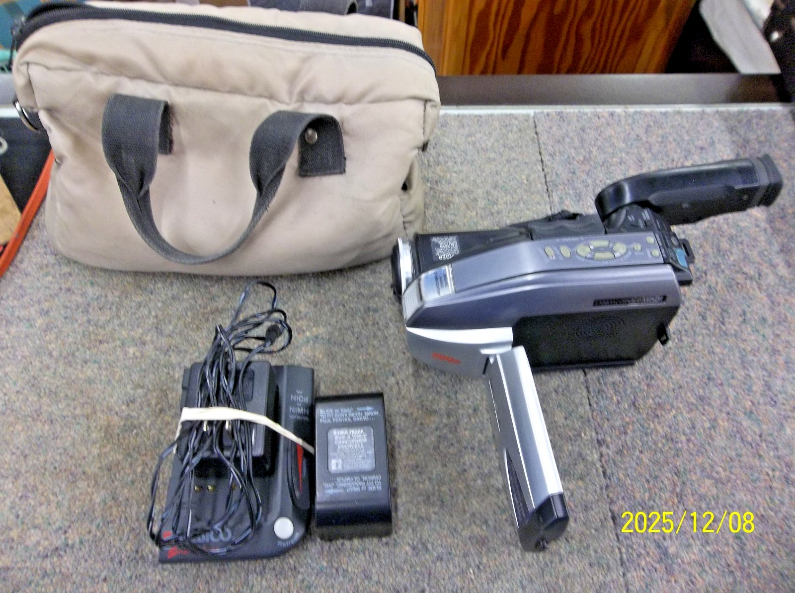 Panasonic Palmcorder PVL352D  VHSC Video Camera Camcorder 700X - TESTED GOOD