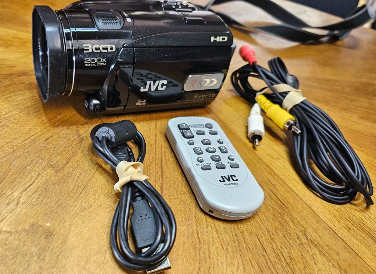 JVC GZ-HD3E CAMCORDER- HI-DEF. VIDEO AND VERY SHARP STILLS- 3CCD SENSOR- NICE