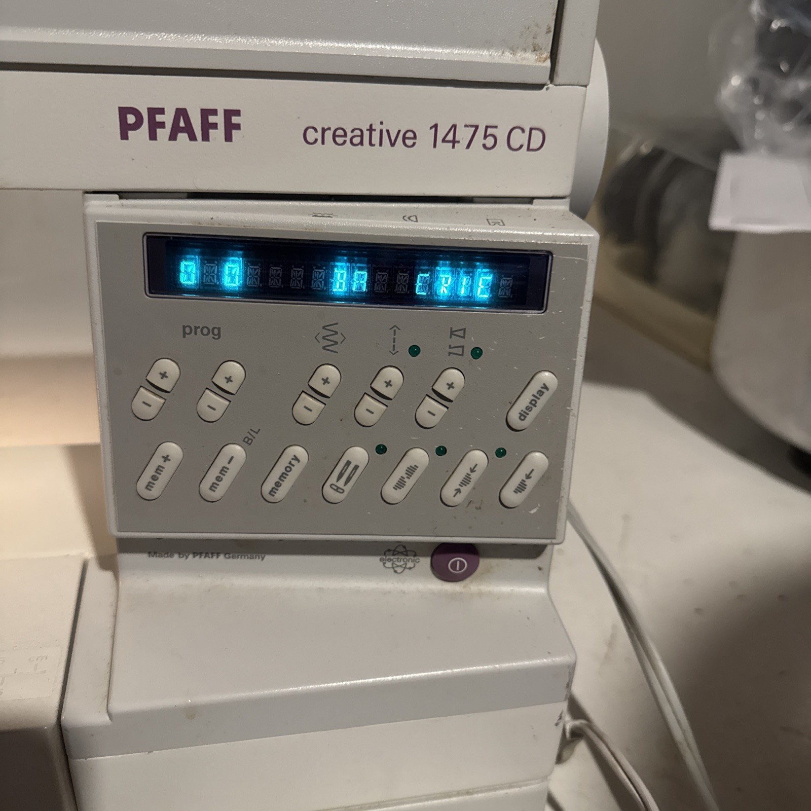 PFAFF creative 1475 CD sewing machine w/Pedal