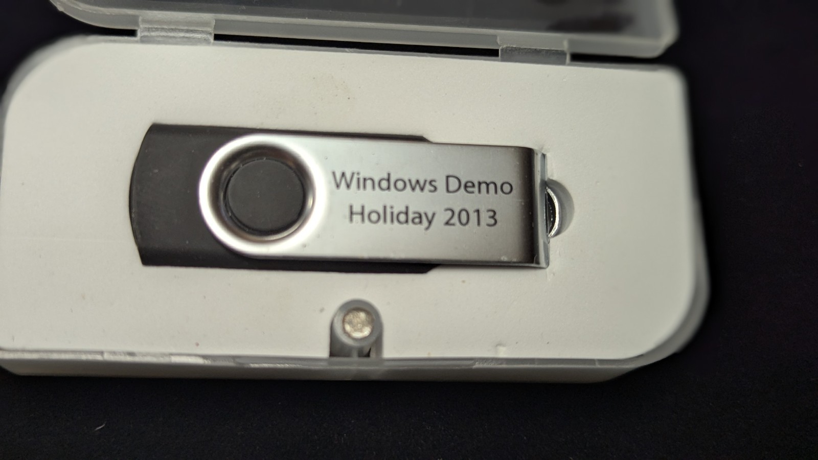 2013 Windows Demo Holiday Flash Drive Original Case
